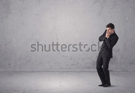 Jungen Geschäftsmann stehen verwechselt überrascht Umsatz Stock foto © ra2studio