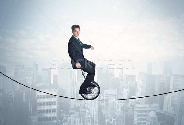 Dapper vent paardrijden touw boven stadsgezicht Stockfoto © ra2studio