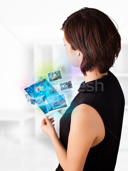 Stockfoto: Jonge · vrouw · foto's · moderne · tablet · jonge · zakenvrouw