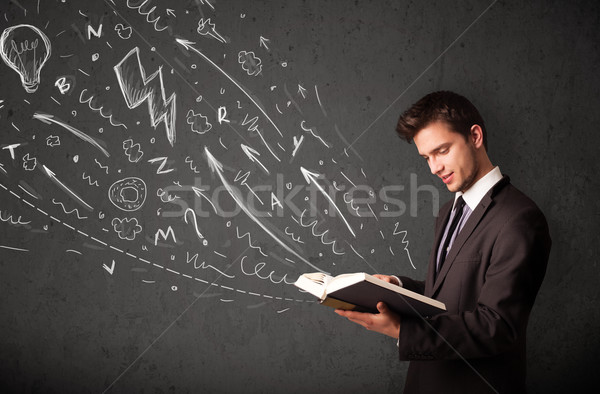 Jonge man lezing boek uit werk Stockfoto © ra2studio