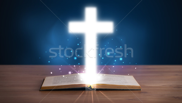 öffnen heilig Bibel glühend Kreuz Mitte Stock foto © ra2studio