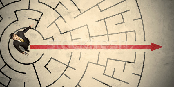 Homme d'affaires permanent circulaire labyrinthe rouge flèche [[stock_photo]] © ra2studio