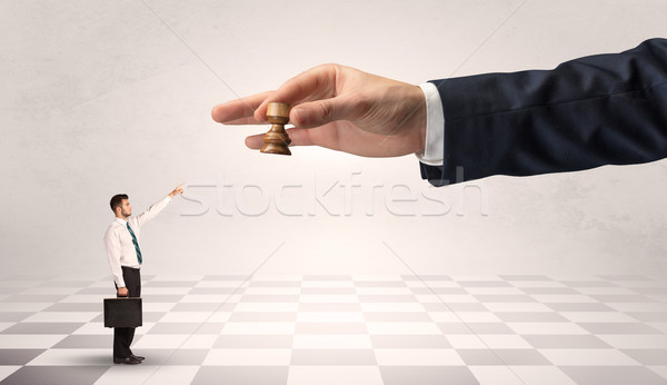Geschäftsmann kämpfen groß Hand wenig Schachbrett Stock foto © ra2studio