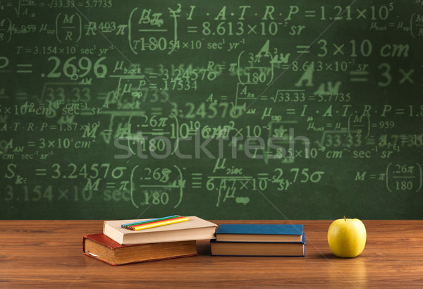 Foto stock: Volver · a · la · escuela · pizarra · números · relleno · escuela · escritorio