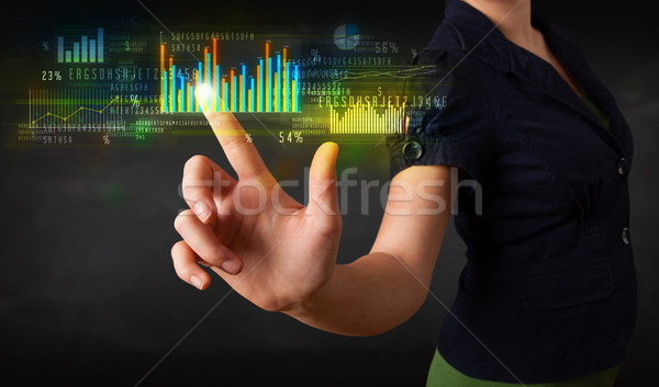 Foto stock: Jóvenes · mujer · de · negocios · tocar · colorido · gráficos · diagramas