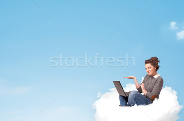 Młoda kobieta laptop posiedzenia Chmura kopia przestrzeń dość Zdjęcia stock © ra2studio