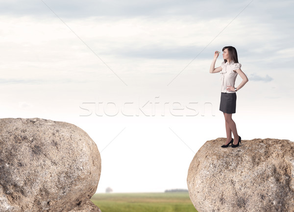 Zakenvrouw rock berg jonge permanente rand Stockfoto © ra2studio