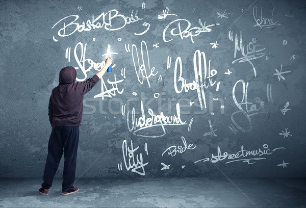 Jungen städtischen Maler Zeichnung Graffiti Wand Stock foto © ra2studio