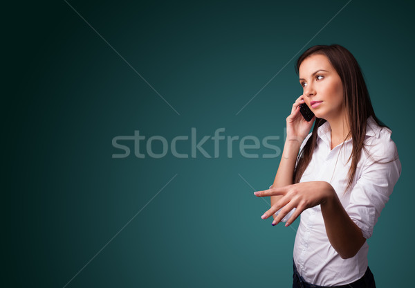 Jonge vrouw telefoongesprek exemplaar ruimte permanente hand Stockfoto © ra2studio