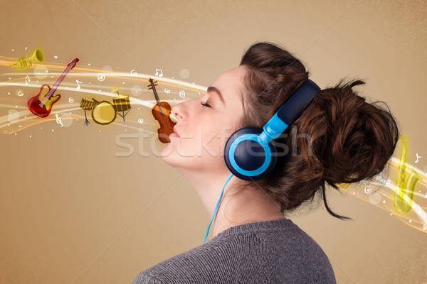 Jonge vrouw hoofdtelefoon luisteren naar muziek mooie vrouw muziek Stockfoto © ra2studio