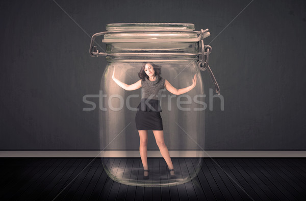 Foto stock: Mujer · de · negocios · atrapado · vidrio · jar · espacio · financiar