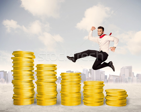 成功 商人 跳躍 上 金幣 錢 商業照片 © ra2studio
