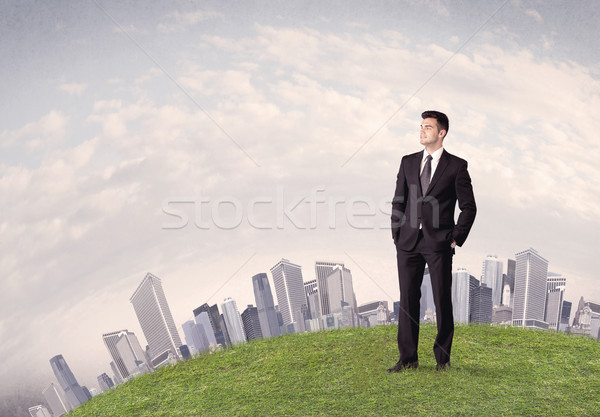 Om în picioare oraş peisaj de succes masculin Imagine de stoc © ra2studio