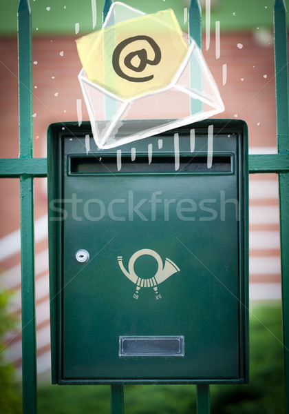 Plic e-mail semna cutie poştală alb hârtie Imagine de stoc © ra2studio