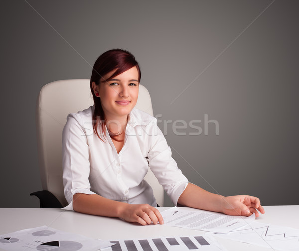 Imprenditrice seduta desk scartoffie bella giovani Foto d'archivio © ra2studio