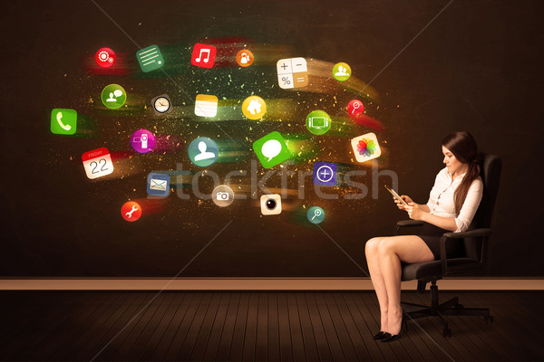 Femeie de afaceri şedinţei scaun de birou comprimat colorat app Imagine de stoc © ra2studio