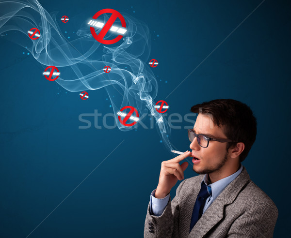 Attrattivo giovane fumare pericoloso sigaretta Foto d'archivio © ra2studio