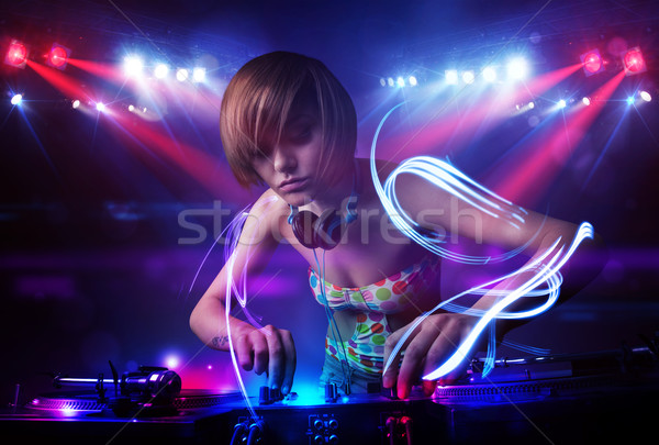 Discotecário menina jogar música luz viga Foto stock © ra2studio