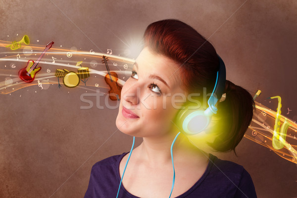 Auriculares escuchar música bastante mujer música Foto stock © ra2studio