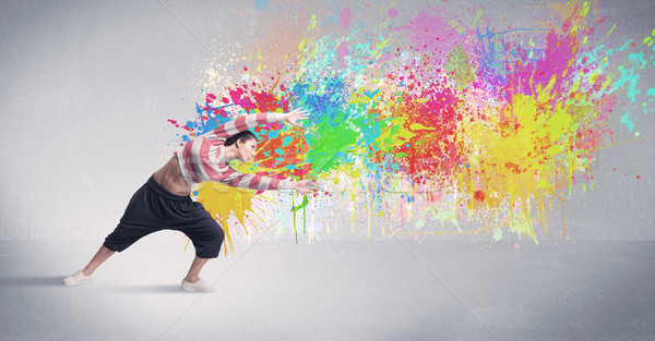 Tineri colorat stradă dansator vopsea stropire Imagine de stoc © ra2studio