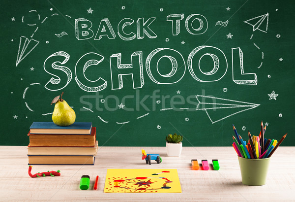 Powrót do szkoły tablicy student biurko piśmie jabłko Zdjęcia stock © ra2studio