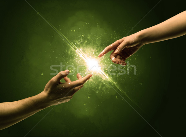 Foto stock: Tocar · armas · iluminación · chispa · punta · del · dedo · dos