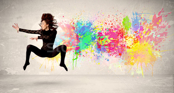 Fericit adolescent jumping colorat cerneală împroşca Imagine de stoc © ra2studio