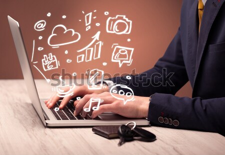 Büroangestellte Sitzung Laptop eleganten Geschäftsmann Schreibtisch Stock foto © ra2studio