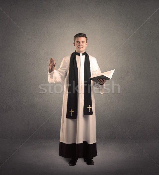 Priester Wohltat jungen Hand Licht Kreuz Stock foto © ra2studio