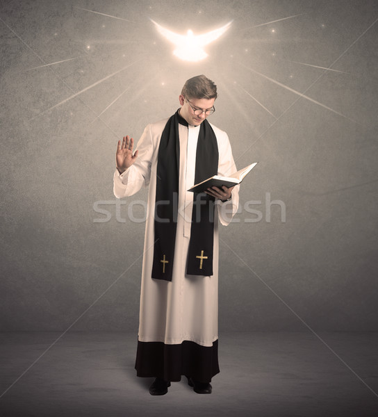 年輕 牧師 祝福 聖 閱讀 祈禱 商業照片 © ra2studio