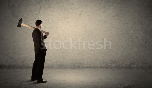 Geschäftsmann stehen schmutzig Wand Hammer Kopie Raum Stock foto © ra2studio