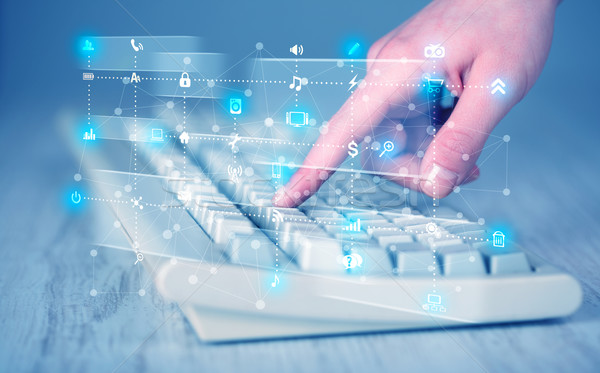 高· 高科技 · 媒体 / hand pressing keyboard with high tech