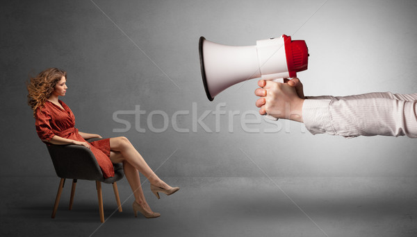 Stockfoto: Elegante · model · vergadering · tegenover · groot · luidspreker