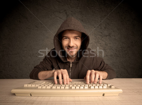 Computer geek digitando tastiera giovani Foto d'archivio © ra2studio