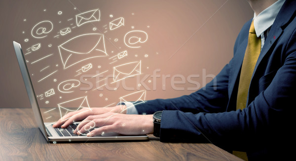 Client ştiri litere laptop lucrator de birou Imagine de stoc © ra2studio