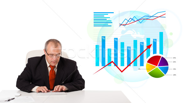 Geschäftsmann Sitzung Schreibtisch Statistik isoliert weiß Stock foto © ra2studio