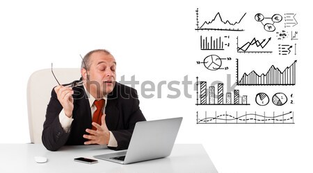 Zdjęcia stock: Biznesmen · posiedzenia · biurko · laptop · odizolowany