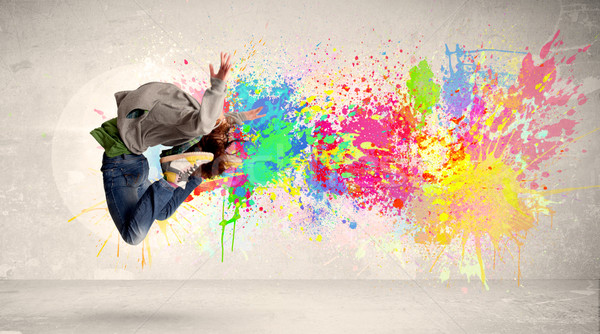 Fericit adolescent jumping colorat cerneală împroşca Imagine de stoc © ra2studio