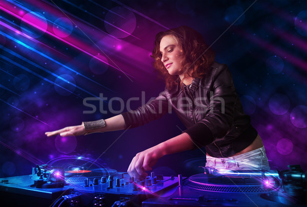 Foto stock: Jóvenes · jugando · tocadiscos · color · efectos · de · luz · hermosa