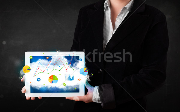Person halten Touchpad Wolke Technologie Charts Stock foto © ra2studio