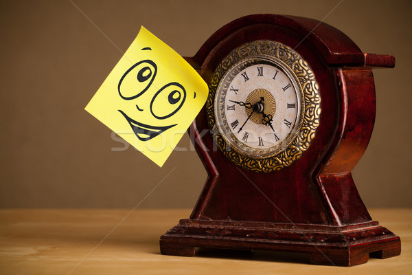 Nota cara sonriente reloj despertador oficina Foto stock © ra2studio