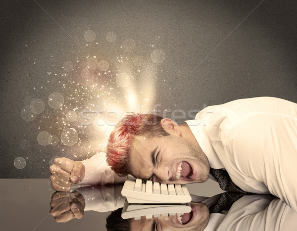 商业照片: 愤怒 · 商人 ·灯· 键盘 · 年轻 · 郁闷