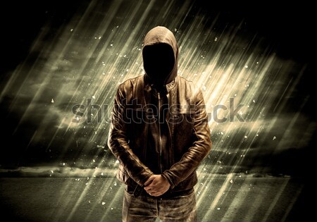 Anonim terorist noapte hoţ nerecunoscut în picioare Imagine de stoc © ra2studio
