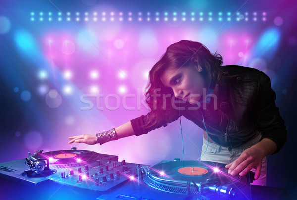 Bastante jovem discotecário música toca-discos etapa Foto stock © ra2studio