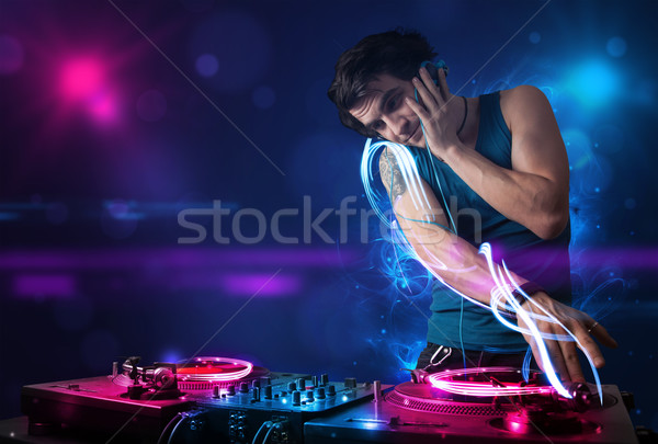 Disc jockey spelen muziek lichteffecten lichten jonge Stockfoto © ra2studio