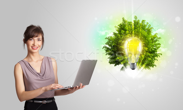 Stockfoto: Jong · meisje · presenteren · idee · gloeilamp · groene · boom · boom