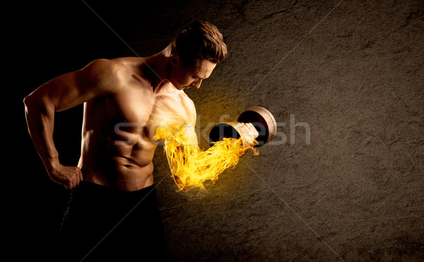 Izmos testépítő emel súly lángoló bicepsz Stock fotó © ra2studio