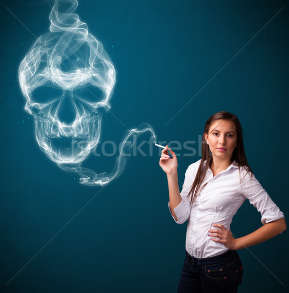 Fumat ţigară toxic craniu Imagine de stoc © ra2studio