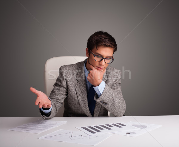 商人 坐在 辦公桌 文書 英俊 業務 商業照片 © ra2studio