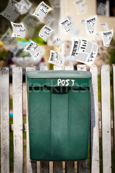 Posta cutie zilnic ziare care zboară afara Imagine de stoc © ra2studio